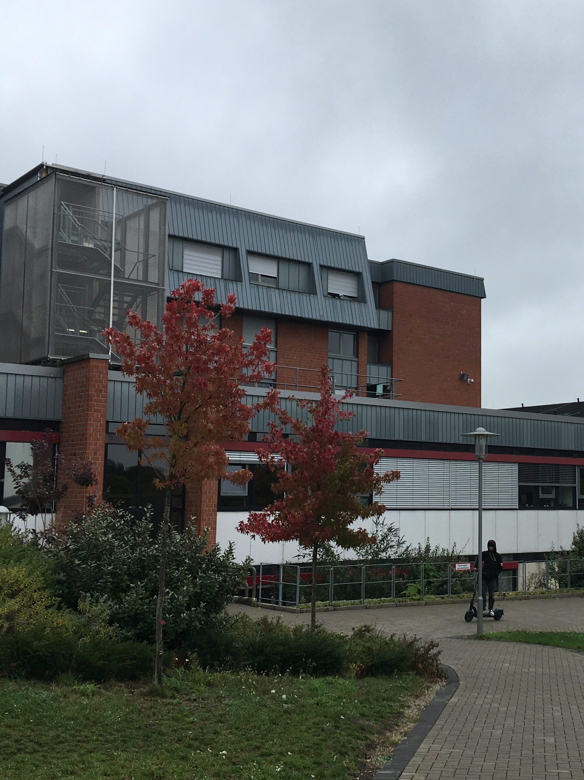 Service-3-min Gebäudeteil auf dem Gelände des Berufbildungswerk der Heinrich-Haus gGmbH